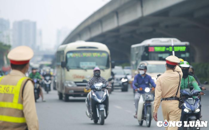  Cần có sự vào cuộc đồng bộ của các lực lượng chức năng và chính quyền cơ sở để dẹp nạn xe dù, bến cóc. 
