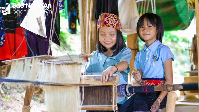  Nhiều em bé mới chỉ 9, 10 tuổi đã có thể ngồi vào khung dệt. Ảnh: Đình Tuyên 