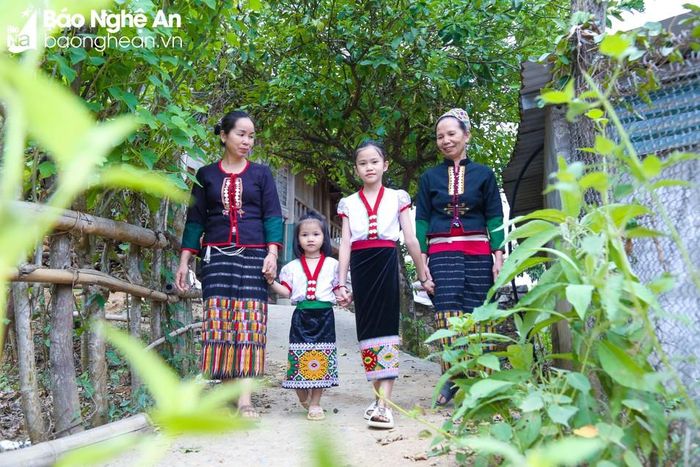  Hiện nay, phần lớn cư dân ở bản Na sinh sống chủ yếu bằng nghề trồng lúa nước, chăn nuôi gia súc, gia cầm. Nhiều chị em trẻ tìm đến các khu công nghiệp lao động cho thu nhập cao hơn. Vì thế, việc truyền lại nghề cho các thế hệ con cháu cũng là cách giúp nghề dệt thổ cẩm trong cộng đồng được gìn giữ. Ảnh: Đình Tuyên 