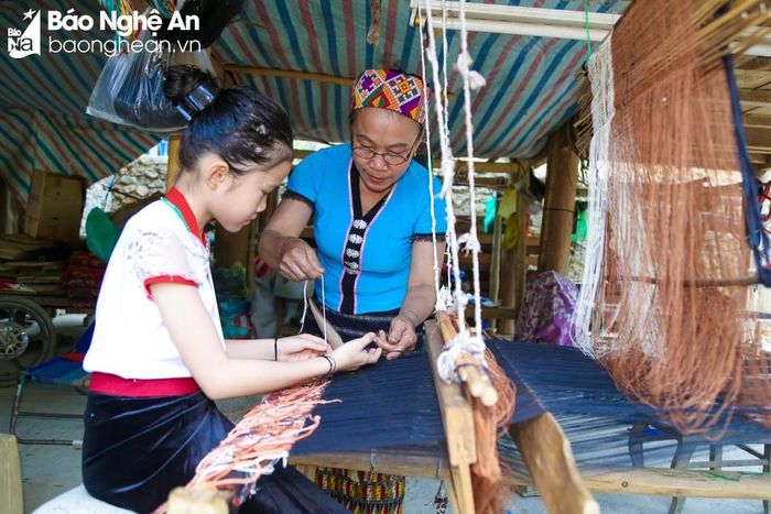 Bé Yến Hương được bà chỉ cho cách dệt vải từ 2 năm nay, nên đã có thể cầm thoi và thao tác một cách cơ bản. Bé cũng đã biết thực hiện những đường thêu đơn giản. Yến Hương chỉ mới bắt đầu tập cầm kim khâu. Ảnh: Đình Tuyên 