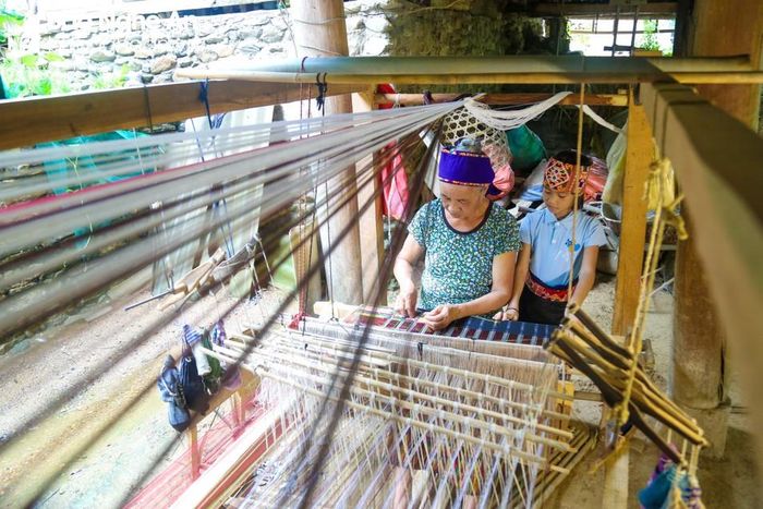  Từ hàng chục năm nay, sản phẩm thổ cẩm của phụ nữ bản Na khá nổi tiếng ở các huyện Kỳ Sơn, Tương Dương, người dân các huyện khác như Quỳ Châu, Quỳ Hợp cũng mua các sản phẩm thổ cẩm của phụ nữ bản Na. Nhờ sự vào cuộc của một số tổ chức phi chính phủ như Craft Link và các cấp, ngành địa phương cũng như sự quảng bá của các cá nhân trên mạng xã hội, nên khăn, váy, áo của phụ nữ bản Na được bán đi nhiều nơi như Hà Nội, TP. Hồ Chí Minh. Nhiều thương lái còn mua để bán sang Lào theo đường tiểu ngạch. Ảnh: Đình Tuyên 