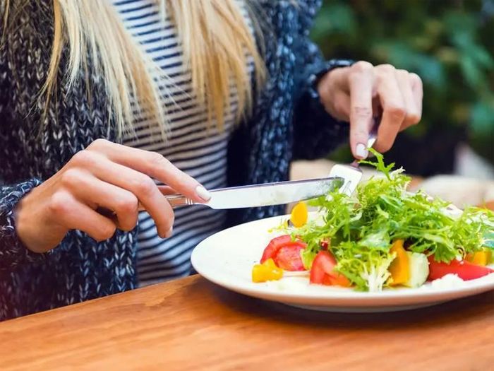  Khi áp dụng keto lười, bạn không cần quá bận tâm đo đếm lượng calo hấp thụ mỗi ngày. Ảnh: Insider 