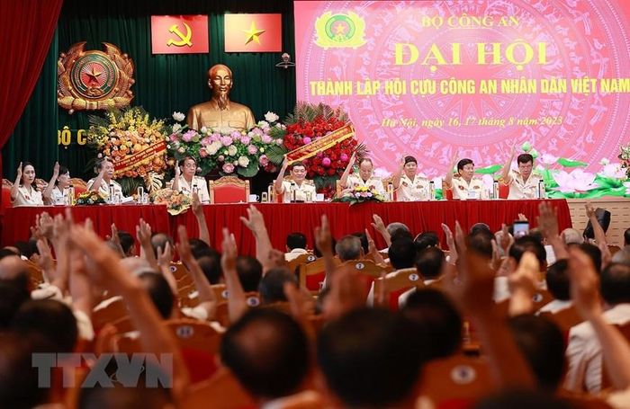  Các đại biểu biểu quyết thông qua Quy chế thành lập Hội Cựu Công an Nhân dân Việt Nam, nhiệm kỳ 2023-2028. (Ảnh: Dương Giang/TTXVN) 
