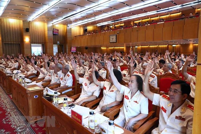  Các đại biểu biểu quyết bầu Ban Chấp hành Hội Cựu Công an Nhân dân Việt Nam nhiệm kỳ 2023-2028. (Ảnh: Phạm Kiên/TTXVN) 