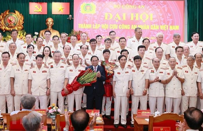  Thủ tướng chúc mừng Hội Cựu Công an Nhân dân Việt Nam. (Ảnh: Dương Giang/TTXVN) 