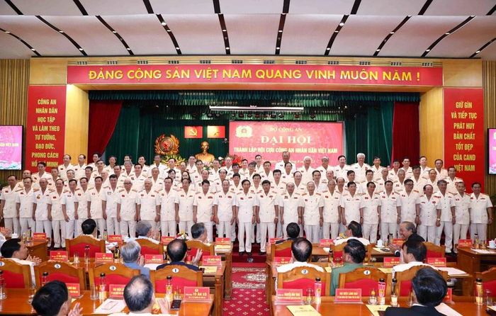 Ban Chấp hành Hội Cựu Công an Nhân dân Việt Nam nhiệm kỳ 2023-2028 ra mắt Đại hội. (Ảnh: Phạm Kiên/TTXVN)