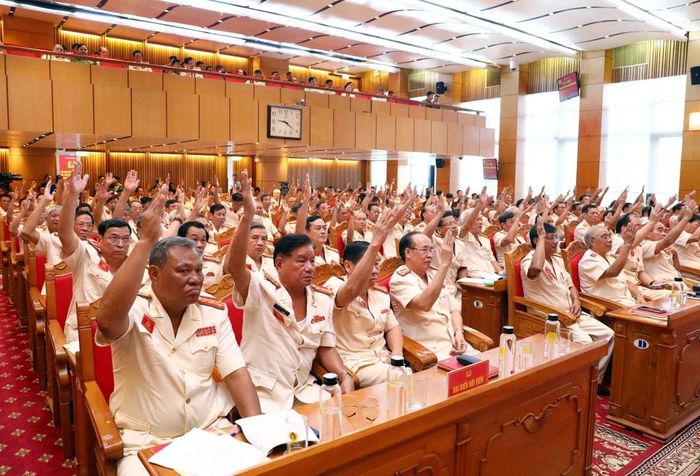 Các đại biểu biểu quyết bầu Ban Chấp hành Hội Cựu Công an Nhân dân Việt Nam. (Ảnh: Phạm Kiên/TTXVN)