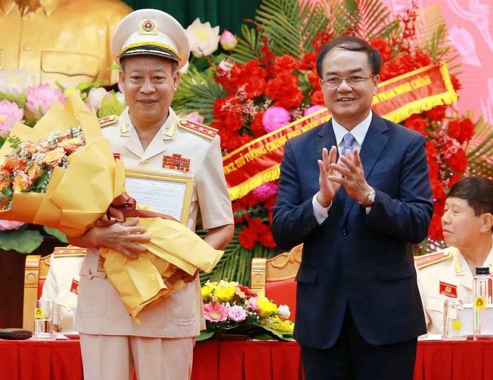 Thứ trưởng Bộ Nội vụ Vũ Chiến Thắng trao quyết định của Bộ Nội vụ về việc thành lập Hội Cựu Công an Nhân dân Việt Nam. (Ảnh: Phạm Kiên/TTXVN)