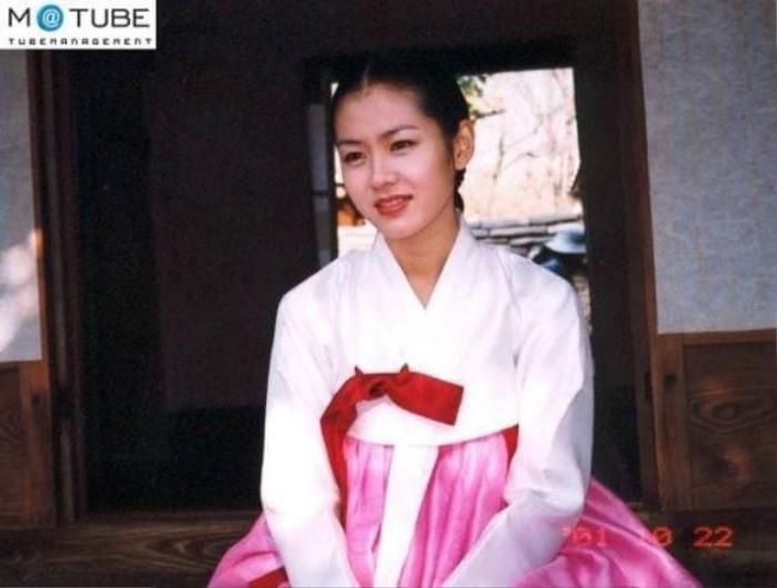 Thời điểm cách đây 20 năm, Son Ye Jin cũng từng diện trang phục Hanbok. (Ảnh tổng hợp)