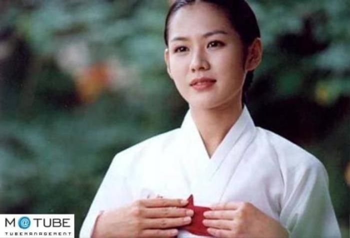 Sau hơn 2 thập kỷ gia nhập làng giải trí, nhan sắc của Son Ye Jin không quá thay đổi. (Ảnh tổng hợp)