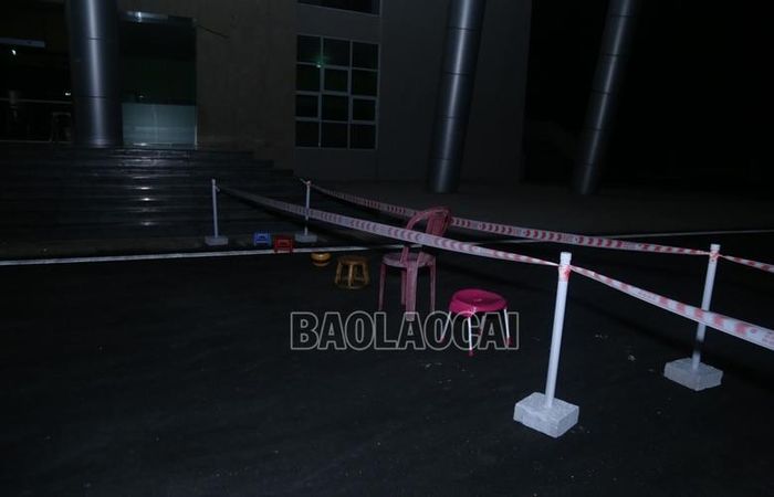 Những người đến sớm cùng "quy định" đặt ghế giữ chỗ.