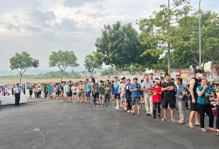 6 giờ sáng, khu vực xếp hàng tại sân Nhà thi đấu đa năng tỉnh đã ken kín người.