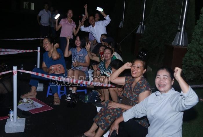 Người hâm mộ Lào Cai "truyền lửa" đến các cô gái "vàng" tham dự giải đấu.