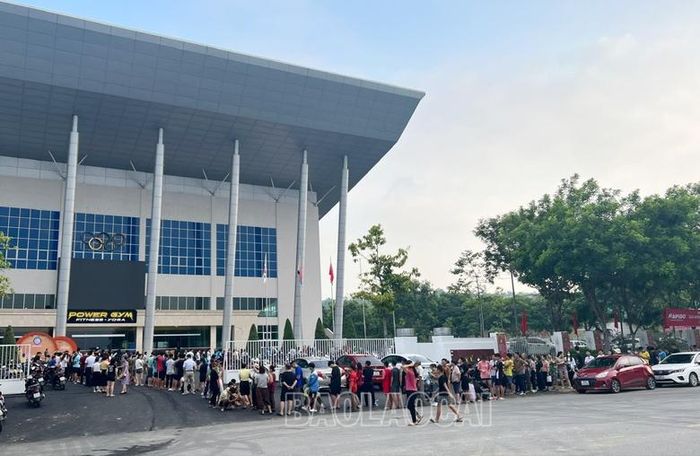 6 giờ 30 phút, đoàn người xếp hàng mua vé đã kéo dài đến khu vực ngoài cổng Nhà thi đấu đa năng tỉnh.