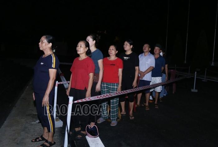 Bà Phạm Thị Mong (phường Nam Cường, thành phố Lào Cai) là người có mặt đầu tiên.