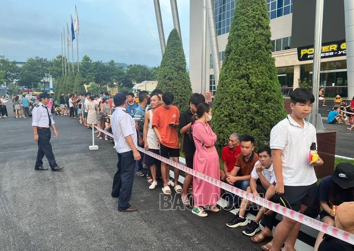 Lực lượng chức năng có mặt để ổn định hàng lối.