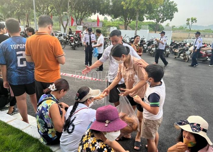 Mua đồ ăn sáng tại sân.
