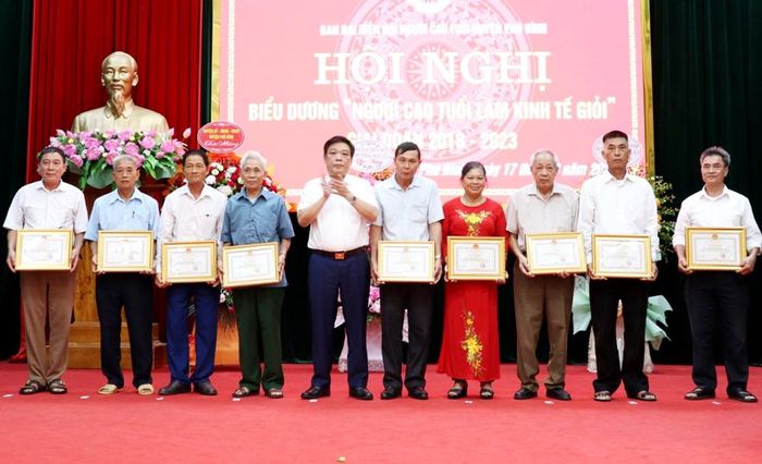 UBND huyện Phú Bình khen thưởng các hội viên người cao tuổi làm kinh tế giỏi giai đoạn 2018-2023.