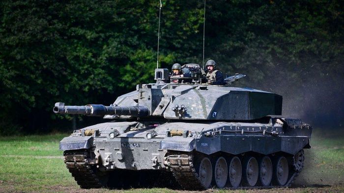 Chiếc xe tăng Challenger 2 xuất hiện cũng không có bất kỳ giáp bổ sung nào, trái ngược hẳn với việc Ukraine đắp giáp phản ứng nổ quanh Leopard 2A4, có lẽ Kyiv cho rằng lớp giáp Chobham trứ danh của chiến xa Anh đã đủ vững chắc.