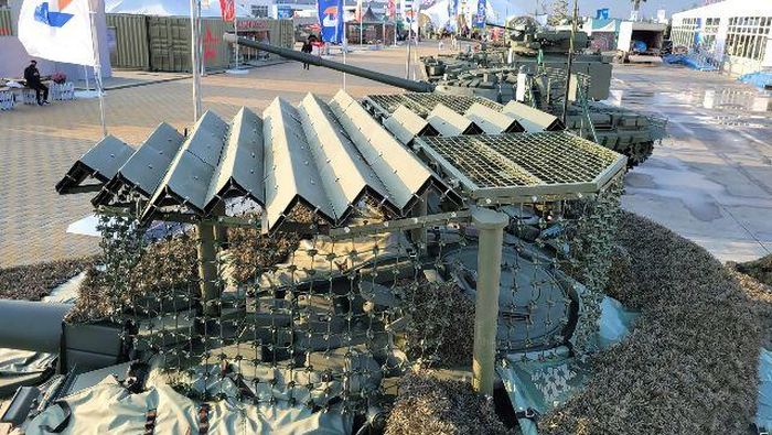 Đáng lưu ý, dựa trên những hình ảnh thu được từ triển lãm quân sự Army-2023, có thể thấy Nga đã bắt đầu sản xuất hàng loạt và lắp đặt "lồng đối phó" trên nhiều loại phương tiện chiến đấu và phi chiến đấu, bao gồm cả xe tăng cũng như xe tải thông thường.