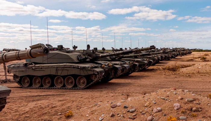 Xe tăng Challenger 2 rõ ràng cũng không ngoại lệ. Đáng chú ý là Bộ Quốc phòng Anh đã cung cấp cho Ukraine 14 chiếc xe tăng loại này mà không có lồng thép che phía trên tháp pháo.