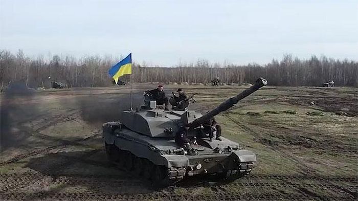 Theo thông tin mới nhất, xe tăng Challenger 2 của Anh, cùng xe chiến đấu bộ binh Marder của Đức và xe bọc thép chở quân Stryker do Mỹ sản xuất được biên chế vào Lữ đoàn Dù số 82 - đơn vị dự bị tinh nhuệ nhất của Ukraine vừa nhận lệnh ra mặt trận.