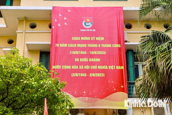 Khẩu hiệu mang dòng chữ "Nhiệt liệt chào mừng kỷ niệm 78 năm và Quốc khánh Nước Cộng hòa xã hội chủ nghĩa Việt Nam" được trang trí khắp các tuyến phố.