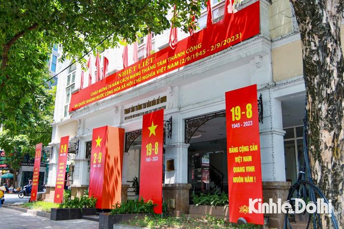 Pano, áp phích được trang trí trước Trung tâm thông tin văn hóa Hồ Gươm (quận Hoàn Kiếm).