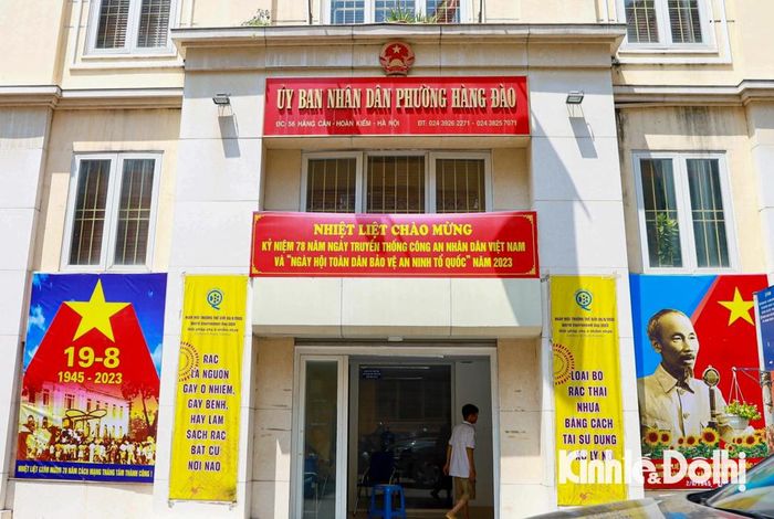 Pano, áp phích...được trang trí tại trụ sở UBND phường Hàng Đào (quận Hoàn Kiếm).