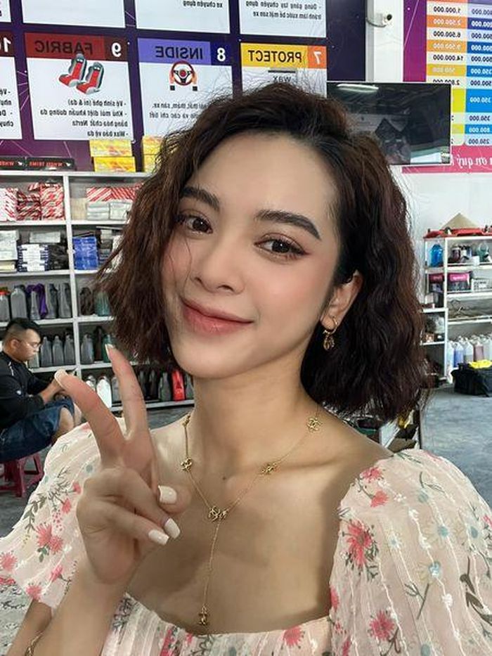 Diễn viên Quỳnh Lương gây tranh cãi khi chia sẻ quan điểm về tình yêu: "Ngày xưa khi em quen một người con trai, ví dụ em gọi điện mà họ là người tắt máy trước là kiểu gì em cũng dỗi. Đưa chai nước cho em mà không mở nắp chai nước thì em không uống. Đi lên cửa xe, có thể là trong quá trình hẹn hò đây không chấp lắm nhưng trong quá trình yêu đương thì em lên trên xe người ta phải mở cửa cho em. Hoặc là ví dụ đi ăn, trời ơi không có chuyện em đi ăn ngoài quán mà là người lấy đũa đâu. Không bao giờ là người lấy đũa".