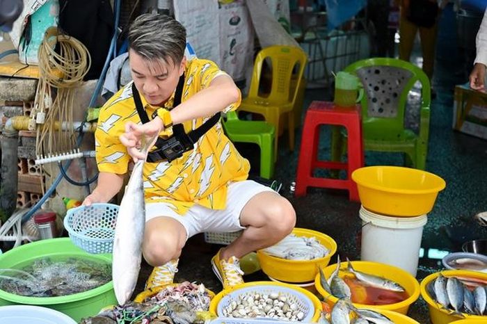 Trong tập 3 của chương trình "Đại chiến ẩm thực", Đàm Vĩnh Hưng xuống chợ bán cá để kiếm "thêm" 500 nghìn đồng.