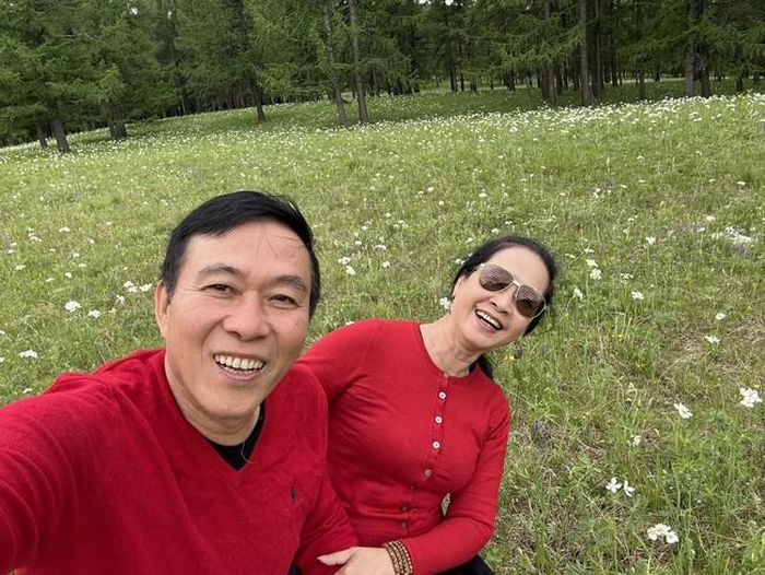 NSƯT Đỗ Kỷ đăng ảnh chúc mừng sinh nhật bà xã Lan Hương trên trang cá nhân kèm dòng chú thích: "Ở tầm này chả mấy người còn háo hức đón chào tuổi mới nữa bạn nhỉ? Nhưng không có lời nào với bạn cũng thấy sao sao ấy. Chỉ biết cầu mong bạn luôn khỏe và mình không chán nhau".