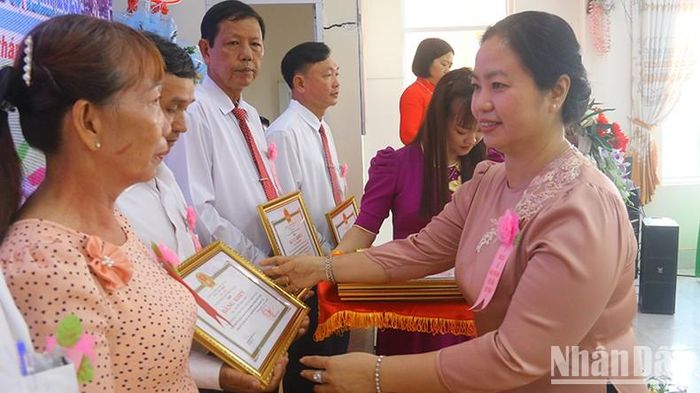 Tặng bằng khen của Ủy ban nhân dân tỉnh Hậu Giang cho các cá nhân.