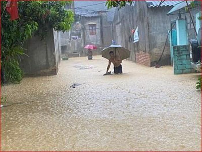 Trận mưa ngày 10-8-2023 gây ngập sâu hàng mét tại ngách 6, ngõ 200, tổ 13, phường Sông Cầu, thành phố Bắc Kạn.
