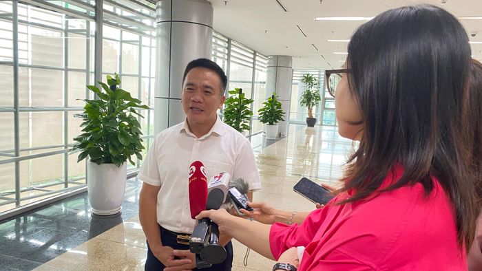 Ông Trần Viết Nguyên trả lời câu hỏi của báo chí