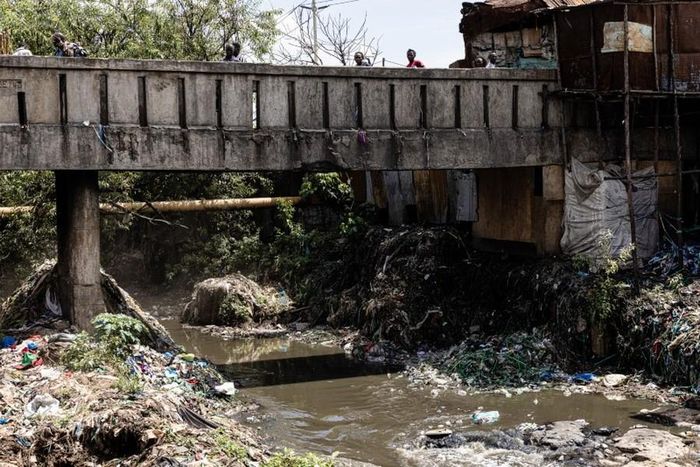 Những đồ bỏ đi phục vụ cho việc làm thảm hoặc bị vứt trên bờ sông Nairobi chảy cạnh chợ đồ cũ Gikomba. Khoảng 1/3 số quần áo là rác thải nhựa sẽ phân hủy thành các hạt gây ô nhiễm.