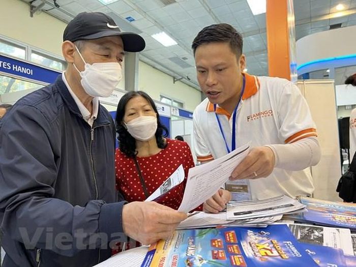 Trực tiếp nghe nhân viên của các đơn vị lữ hành uy tín tư vấn góp phần giúp người dân hạn chế rủi ro bị lừa đảo qua mạng. (Ảnh: Mai Mai/Vietnam+)