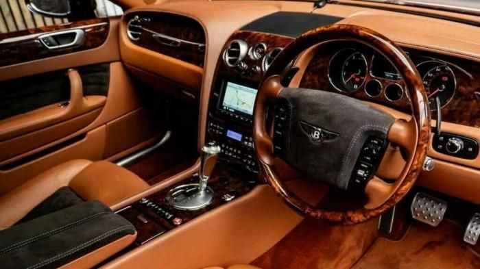 Hàng ghế trước vẫn giữ nguyên so với bản gốc.