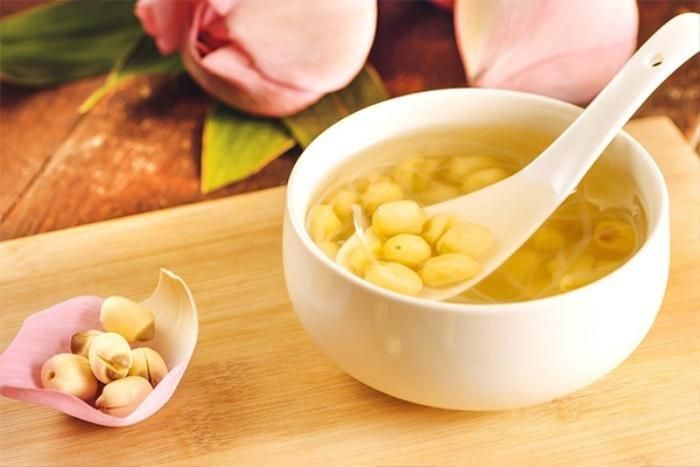 Sau những món chay kho mặn, chúng ta nên chọn một bát chè sen tráng miệng để cân bằng lại bữa ăn