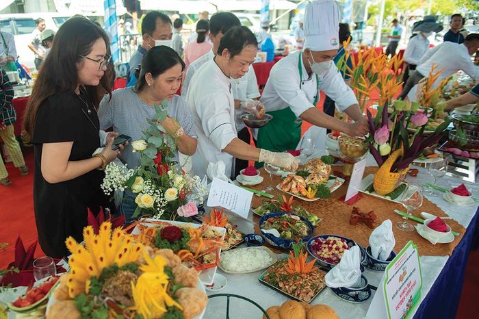 Hội thi bếp chuyên nghiệp tạo không khí vui tươi, phấn khới