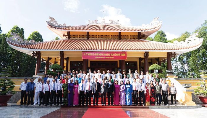 Lãnh đạo tỉnh và các đại biểu chụp ảnh lưu niệm tại Đền thờ Chủ tịch Tôn Đức Thắng