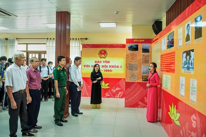 Các đại biểu nghe thuyết trình về triển lãm chuyên đề Bác Tôn với Quốc hội khóa I (1946 - 1960)