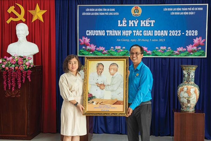 Liên đoàn Lao động quận 7 (TP. Hồ Chí Minh) tặng bức tranh Bác Hồ với Bác Tôn cho Khu lưu niệm Chủ tịch Tôn Đức Thắng