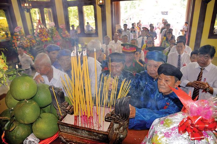 Nhân dân dâng hương tưởng nhớ Chủ tịch Tôn Đức Thắng