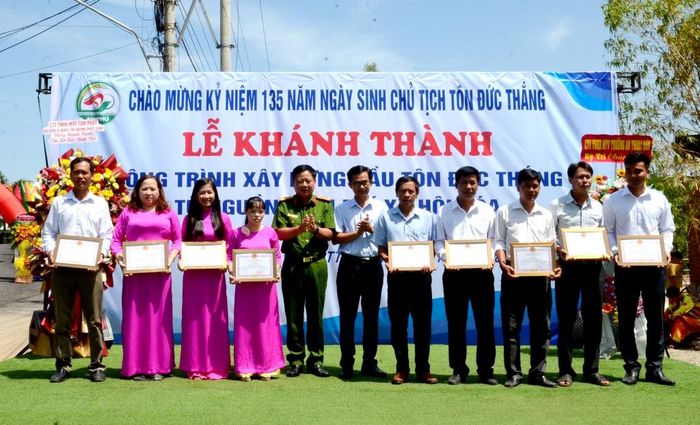 Tặng Giấy khen của UBND huyện An Phú cho các tập thể, cá nhân