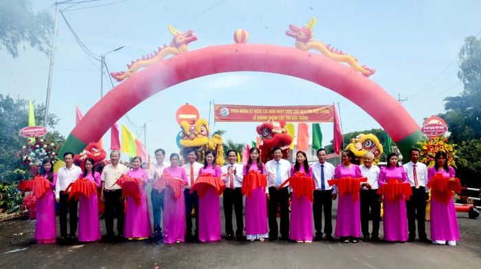 Cắt băng khánh thành cầu Tôn Đức Thắng