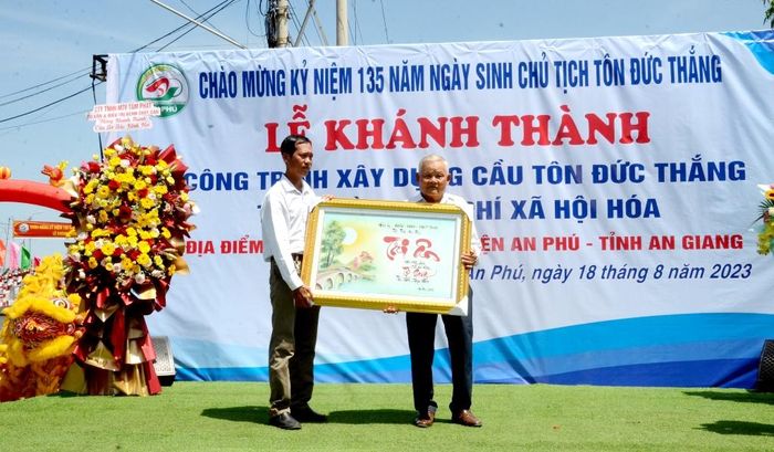 UBMTTQVN thị trấn An Phú tri ân Đội Thi công tự nguyện xã Vĩnh Trạch