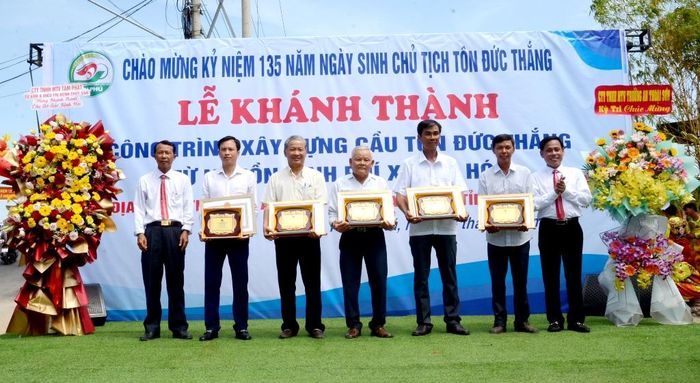 Tặng Bằng khen của UBND tỉnh An Giang cho các tập thể, cá nhân