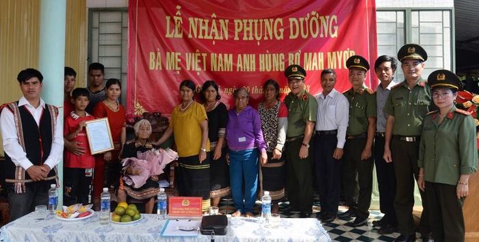 Công an tỉnh Gia Lai nhận phụng dưỡng Mẹ Việt Nam anh hùng Rơ Măh Myor (ảnh Công an tỉnh cung cấp).