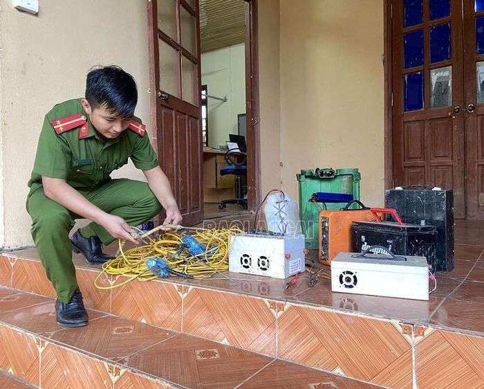  Công an xã Tà Chải thu giữ máy kích giun của những người xâm phạm và kích giun trái phép. 